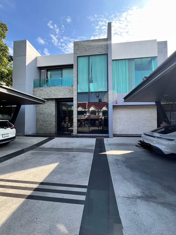 ขายบ้านเดี่ยว 2 ชั้น อ.ลำลูกกา ปทุมธานี พหลโยธิน 62/1 ขนาดที่ดิน 200 ตร.วา ภายในมีบ้านทั้งหมด 3 หลัง พร้อมระบบสระว่ายน้ำ