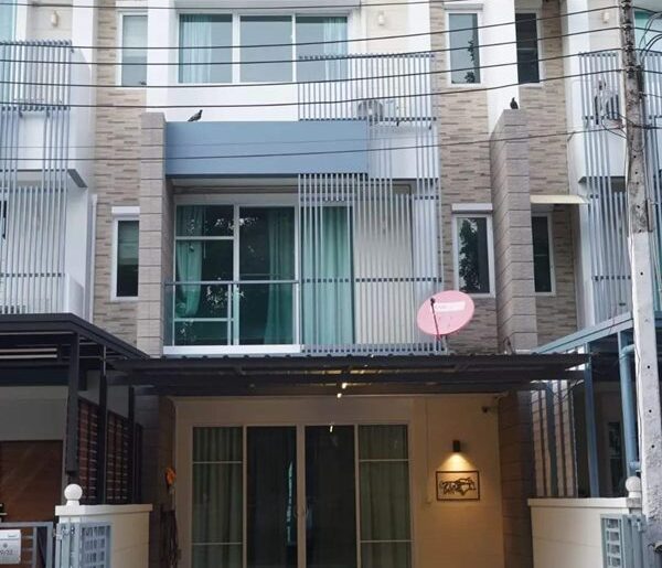 ให้เช่าทาวน์โฮม 3 ชั้น ทำเลดี ทำสำนักงานก็ได้ อยู่หลัง CDC ถ.เลียบด่วนรามอินทรา – อาจณรงค์ โทร 0964194419