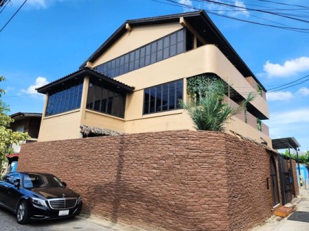 ขาย บ้าน พูลวิลล่าสุดหรู3ชั้น พร้อมบาร์วิวเมือง180องศา บ้านพูลวิลล่าศรีนครินทร์ พูลวิลล่าสไตล์รีสอร์ทใกล้อ่อนนุช ใกล้รถไฟฟ้าสายสีเหลือง